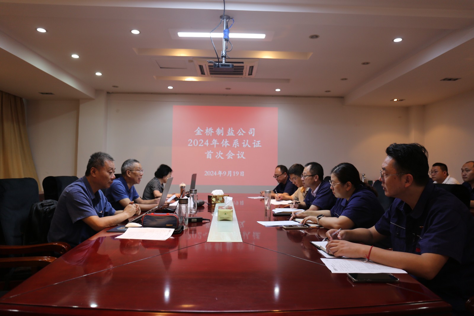 近日，金橋制鹽公司通過(guò)北京世標(biāo)認(rèn)證中心審核，給予食品安全管理體系、環(huán)境管理體系和職業(yè)健康安全管理體系認(rèn)證“保持認(rèn)證資格”的監(jiān)督審核結(jié)論，給予質(zhì)量管理體系認(rèn)證“再次注冊(cè)”的再認(rèn)證審核結(jié)論。通過(guò)審核，是對(duì)公司精細(xì)化管理成果的檢驗(yàn)，促進(jìn)公司內(nèi)控管理水平持續(xù)提升。（李曉月）